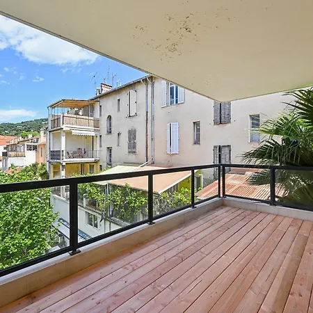 Ensoleille Avec Terrasse A By Weekome
